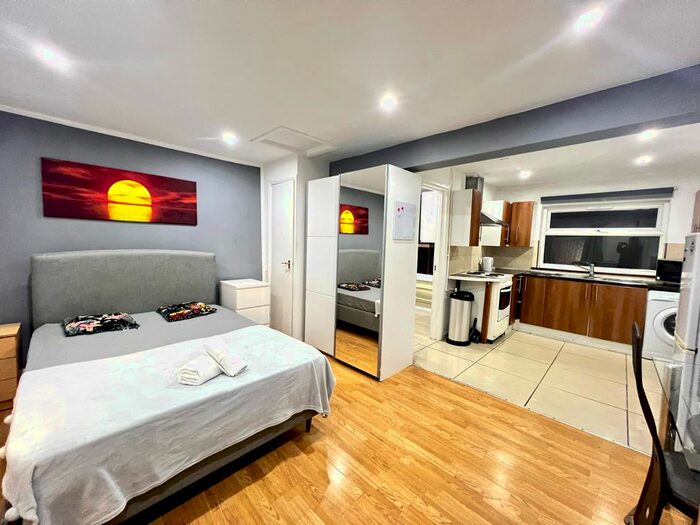 Studio To Rent In Bethnal Green Road, London, E2