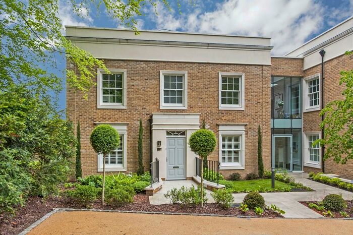 2 Bedroom Apartment To Rent In Connaught Square, Chilbolton Avenue, Winchester, SO22