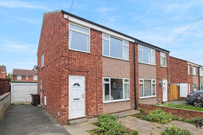 3 Bedroom Semi-detached House For Sale In Newton Close, Wakefield, WF1