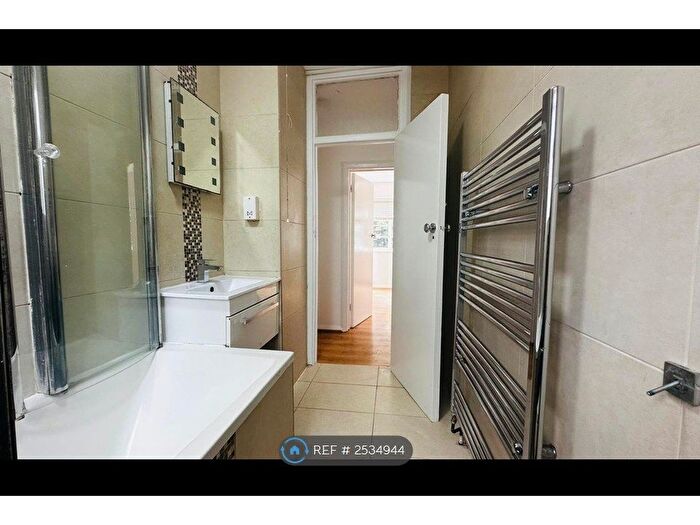 2 Bedroom Flat To Rent In Greendale, London, NW7