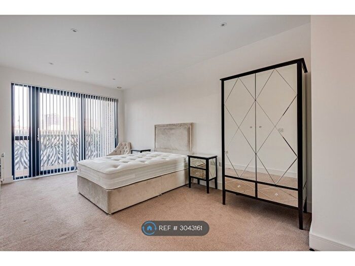 3 Bedroom Flat To Rent In Leven Road, London, E14
