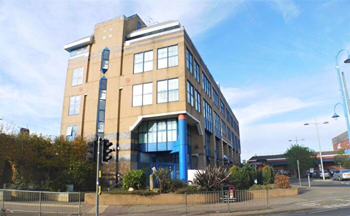 2 Bedroom Flat For Sale In Darkes Lane, Potters Bar, EN6