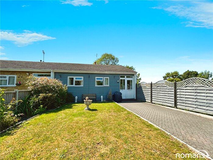 2 Bedroom Bungalow For Sale In Selwyn Drive, Yateley, Hampshire, GU46