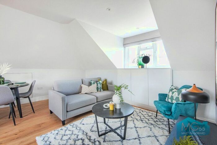 2 Bedroom Flat To Rent In Fairfield Close, North Finchley, London, N12