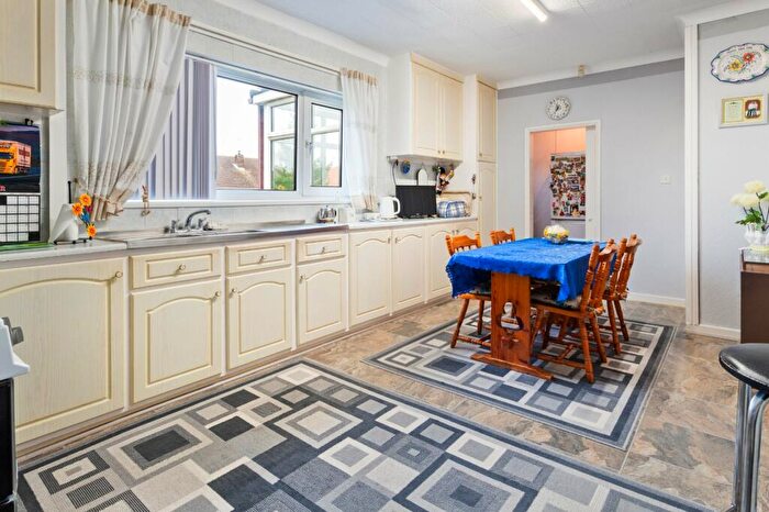 3 Bedroom Bungalow For Sale In Kings Avenue, Brigg, North Lincolnshire, DN20