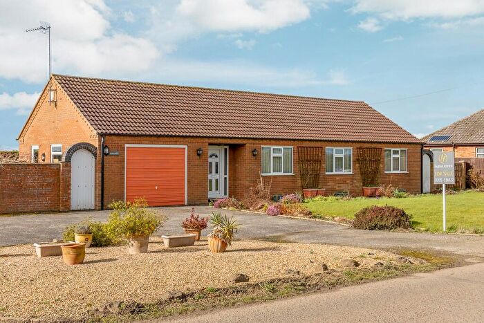 3 Bedroom Detached Bungalow For Sale In Sandy Bank, New York, LN4