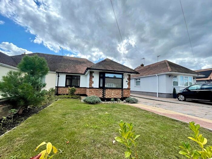 2 Bedroom Bungalow For Sale In Nursery Close, Rayleigh, Essex, SS6