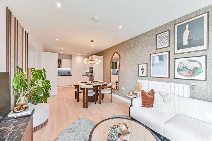 3 Bedroom Flat For Sale In Lombard Square, Plumstead, SE28