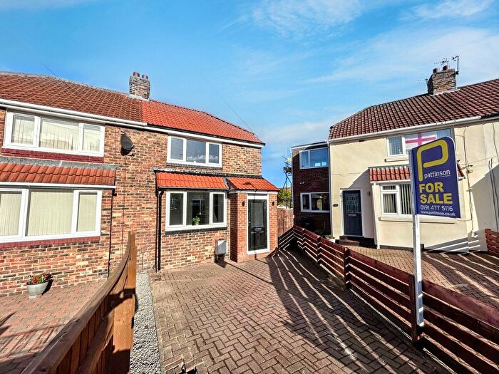 2 Bedroom Semi-Detached House For Sale In Raylees Gardens, Dunston, Gateshead, NE11