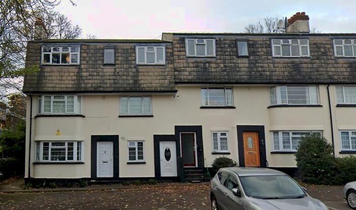 2 Bedroom Maisonette To Rent In Canons Court, Stonegrove, Edgware, HA8