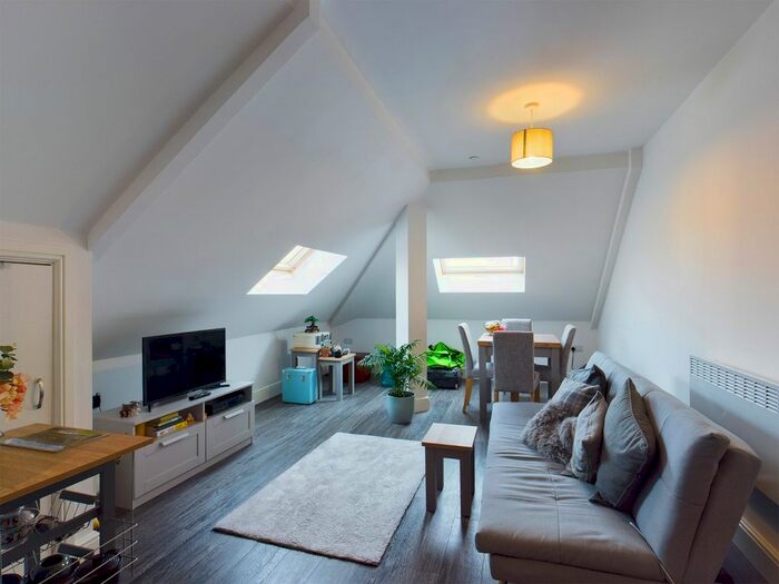 1 Bedroom Flat To Rent In Four Corners, Pound Road, Chertsey, KT16