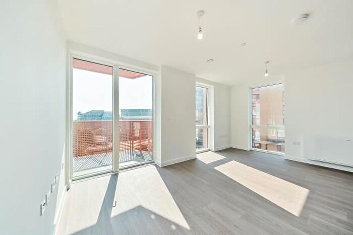 1 Bedroom Flat To Rent In New Road Triangle, Feltham, TW14