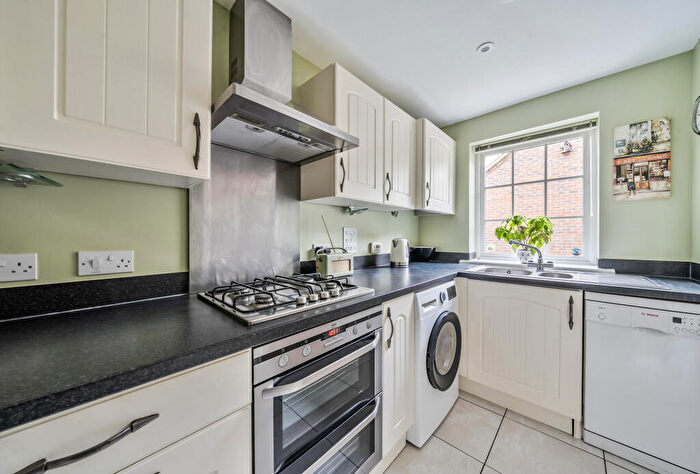 3 Bedroom End Of Terrace House For Sale In Meadow Way, Horley, Surrey, RH6