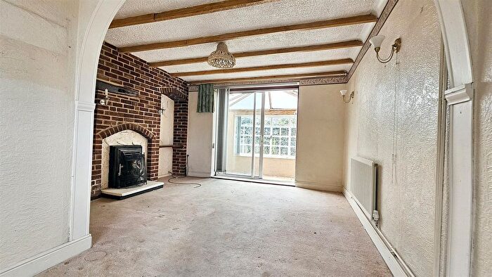 3 Bedroom Semi-detached House For Sale In Dakyn Road, Leicester, LE5