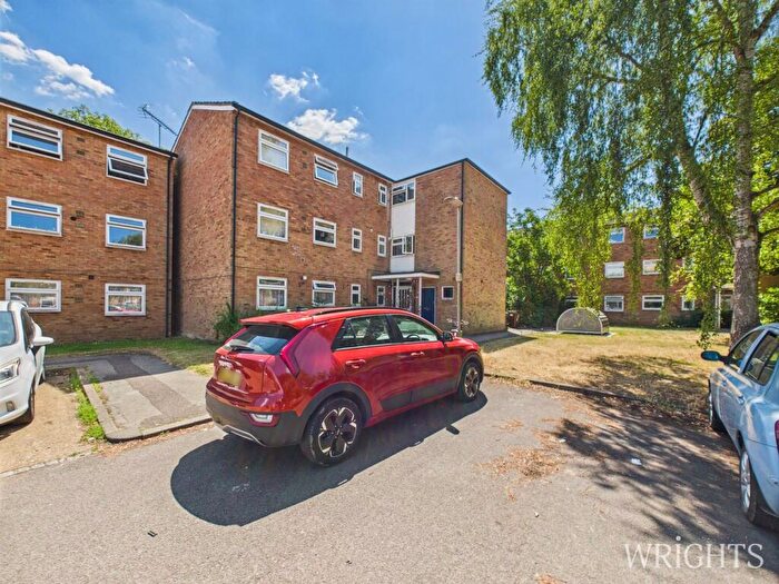 2 Bedroom Flat For Sale In Kingscroft, Welwyn Garden City, AL7