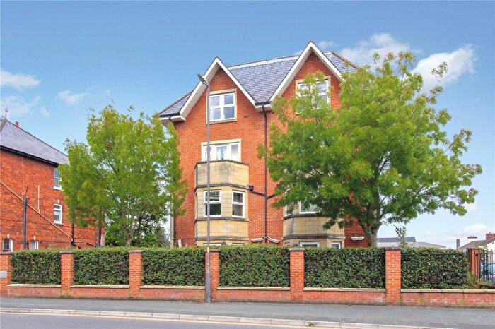 2 Bedroom Flat For Sale In Bath Road, Old Town, Swindon, Wiltshire, SN1