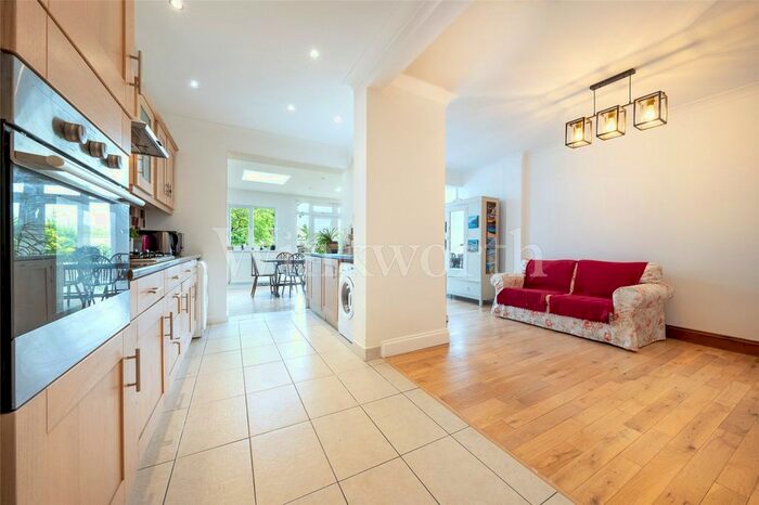 4 Bedroom Semi-Detached House To Rent In Golders Manor Drive, London, NW11