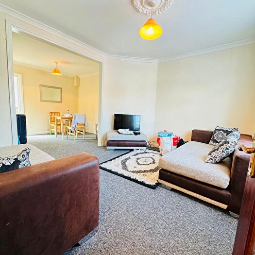 3 Bedroom Semi-Detached House To Rent In Oakdene Road, Uxbridge, UB10