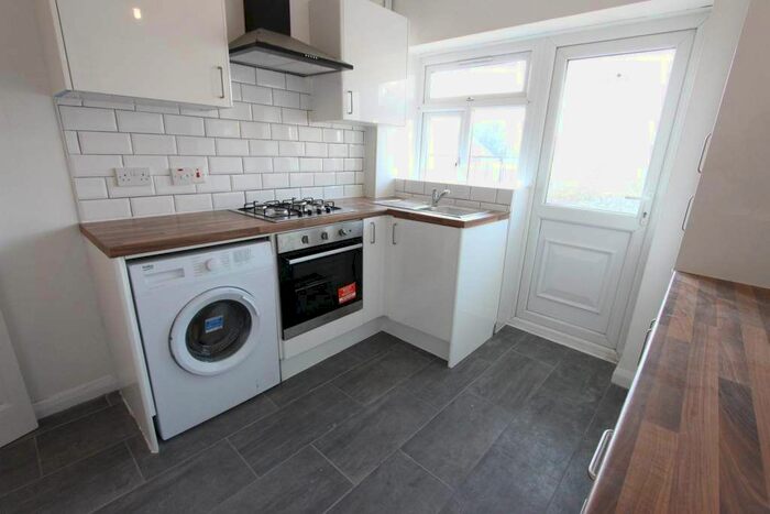 2 Bedroom Flat To Rent In High Road, London, N12