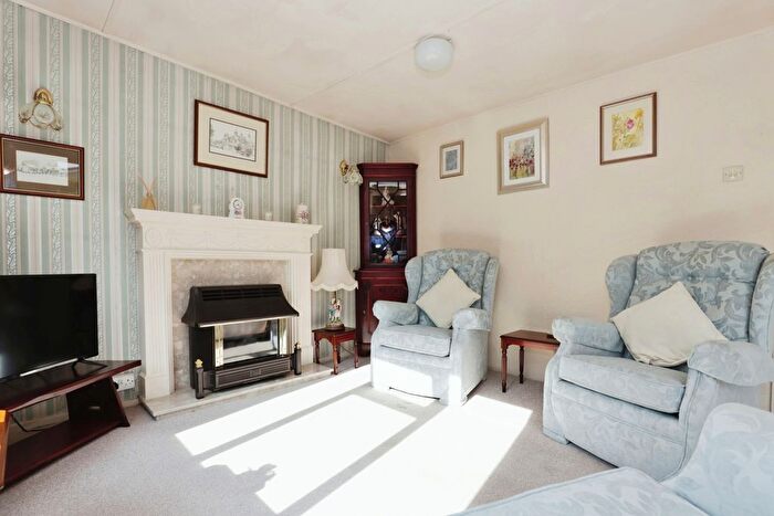 2 Bedroom Bungalow For Sale In Woodcot Park, Wilmcote, Stratford-Upon-Avon, Warwickshire, CV37
