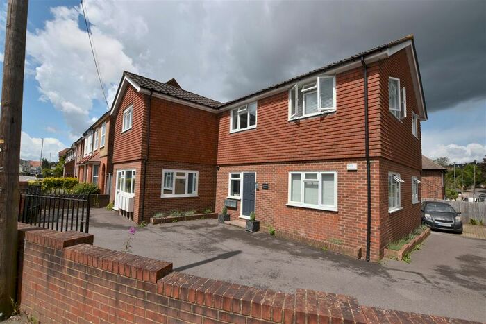 2 Bedroom Flat To Rent In West Road, Reigate, RH2
