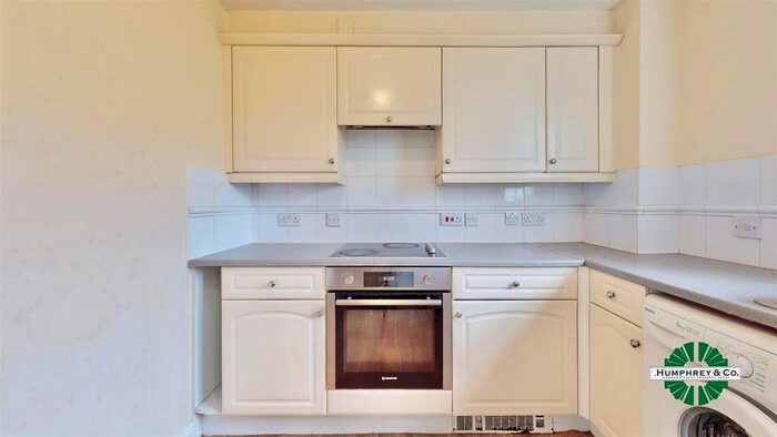 2 Bedroom Flat To Rent In Holstock Road, Ilford, IG1