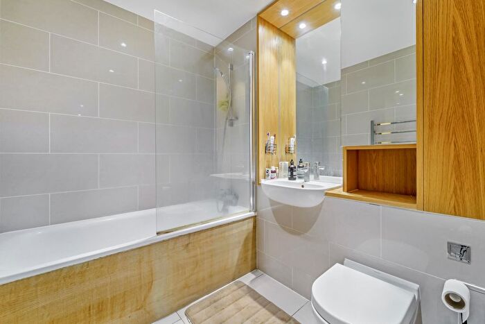 1 Bedroom Flat For Sale In Halyards Court, Brentford, TW8