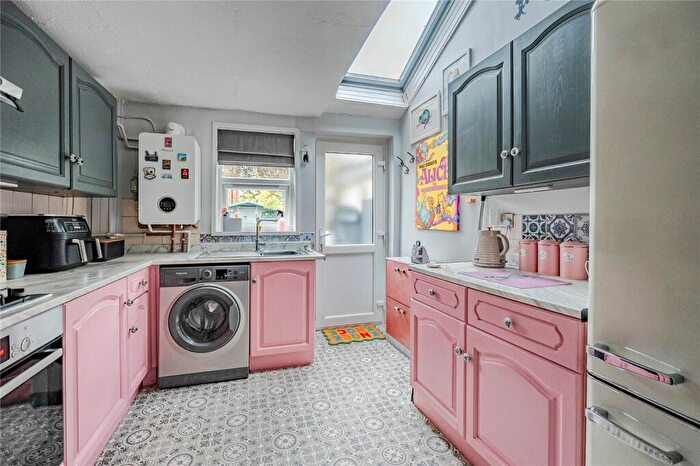 2 Bedroom Terraced House For Sale In Chiltern Road, Dunstable, Bedfordshire, LU6