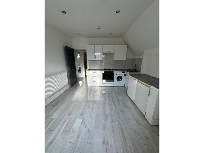 2 Bedroom Flat To Rent In Miskin Street, CF24