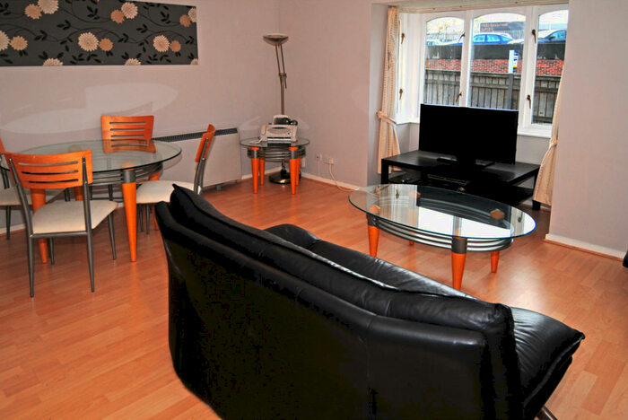 1 Bedroom Flat To Rent In Maunsell Park, Station Hill, Three Bridges, RH10