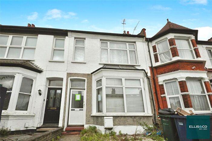 3 Bedroom House For Sale In Squires Lane, Finchley, N3