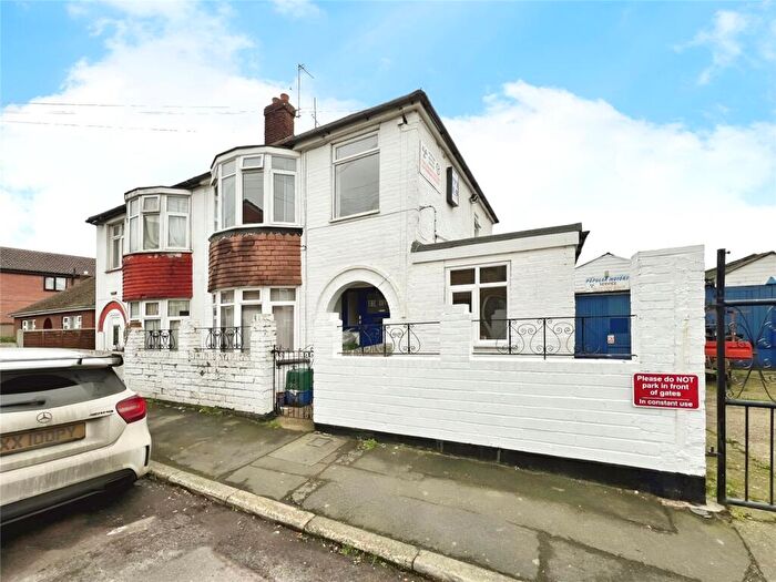 1 Bedroom Flat To Rent In Montfort Road, Rochester, Kent, ME2