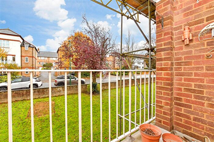 2 Bedroom Maisonette For Sale In Langley Park Road, Sutton, Surrey, SM2