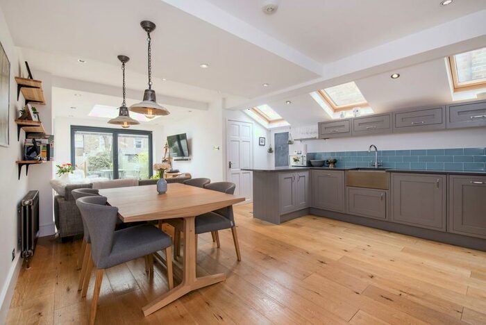 2 Bedroom Apartment To Rent In Purves Road, Kensal Rise, NW10