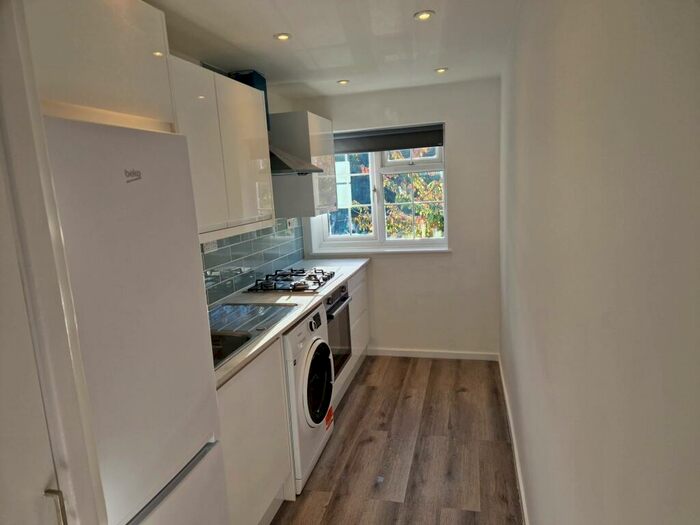 1 Bedroom Flat To Rent In Delaporte Close, Epsom, KT17