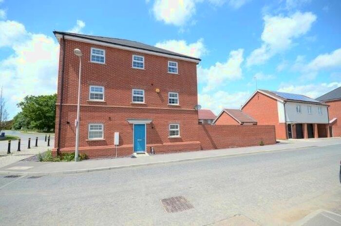 4 Bedroom Town House To Rent In Clover Rise, Woodley, Reading, RG5