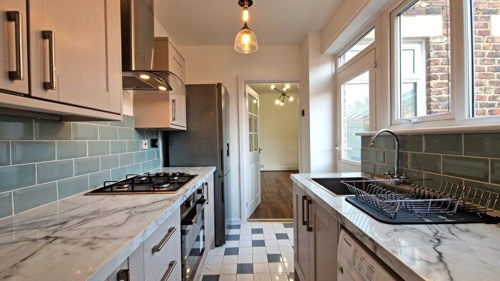 2 Bedroom Flat To Rent In Heaton Park Road, Heaton, Newcastle Upon Tyne, NE6