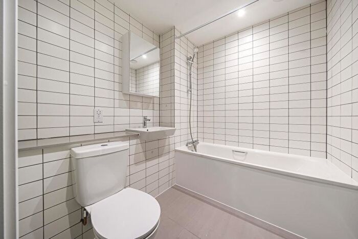 1 Bedroom Flat To Rent In Woking, Surrey, GU21
