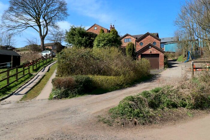 4 Bedroom Semi-Detached House For Sale In , Oakhill, Daisy Nook, Manchester, M35