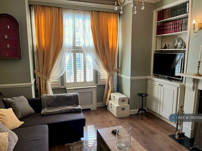 2 Bedroom Maisonette To Rent In Gayville Road, London, SW11