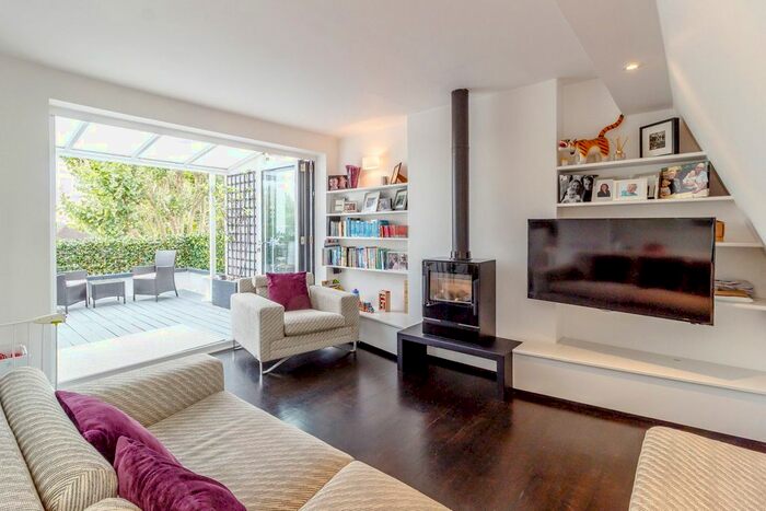 3 Bedroom Flat To Rent In High Park Road, Richmond, Surrey, TW9