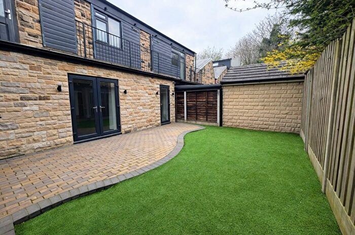 2 Bedroom Flat To Rent In Bradford Road, Batley, WF17