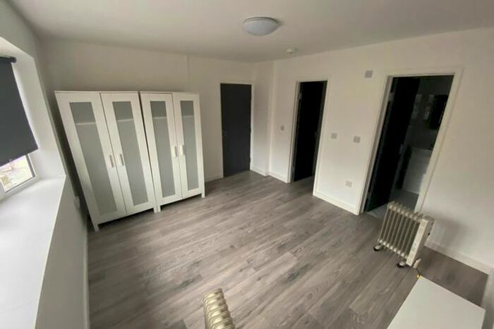 Studio To Rent In Brentmead Place, London NW11