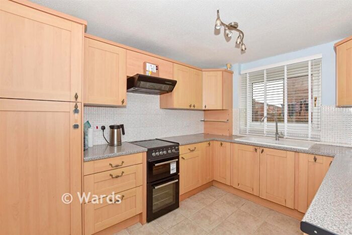 2 Bedroom Flat For Sale In Bingley Close, Snodland, Kent, ME6