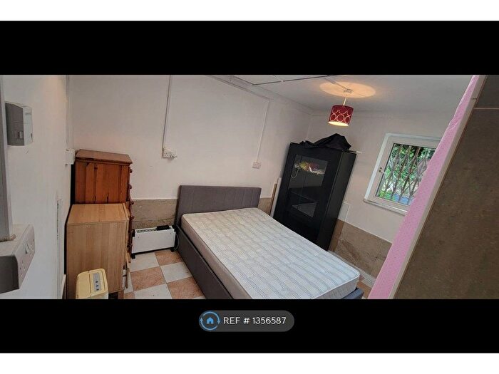 Studio To Rent In High Street Harlesden, London, NW10