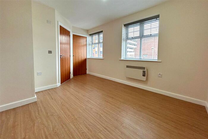 2 Bedroom Flat For Sale In Frederick Street, Aldershot, Hampshire, GU11