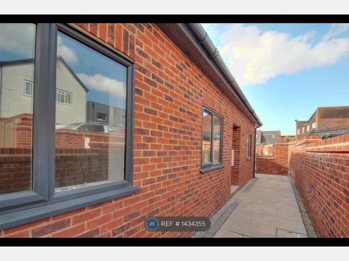 2 Bedroom Bungalow To Rent In Sherlodge Mews, Wigmore, ME8