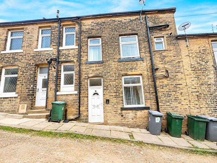 2 Bedroom Terraced House For Sale In Albion Place, Bradford, BD13