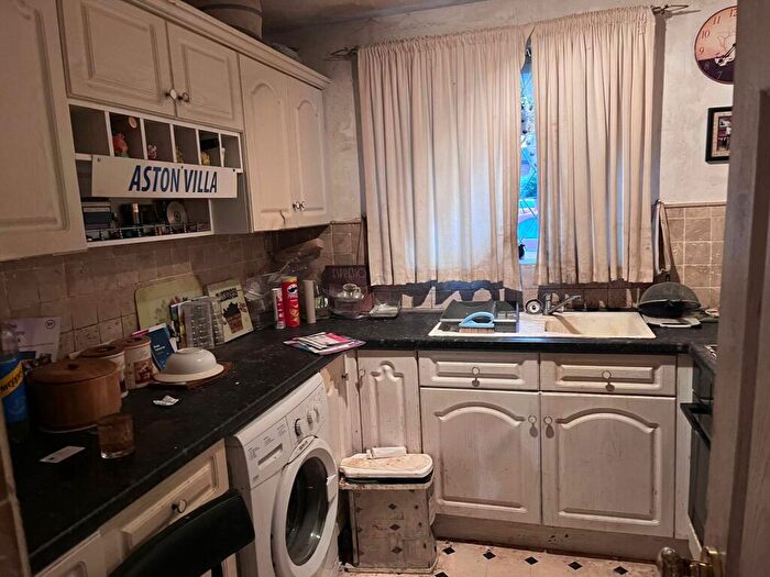 2 Bedroom Bungalow For Sale In Swallow Drive, ., Leeds, West Yorkshire, LS17