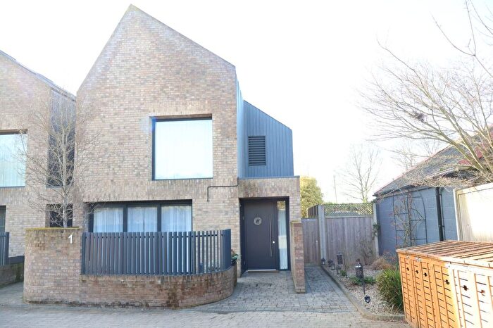 3 Bedroom Link Detached House For Sale In High Road, Watford, WD25